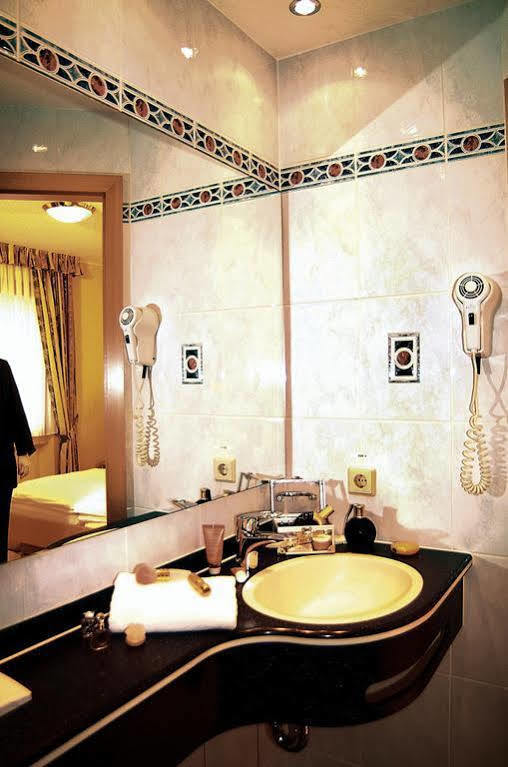 Hotel Re'Ser Stuff Roeser Luaran gambar