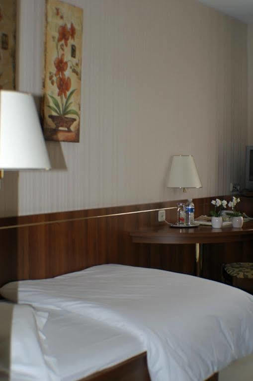 Hotel Re'Ser Stuff Roeser Luaran gambar